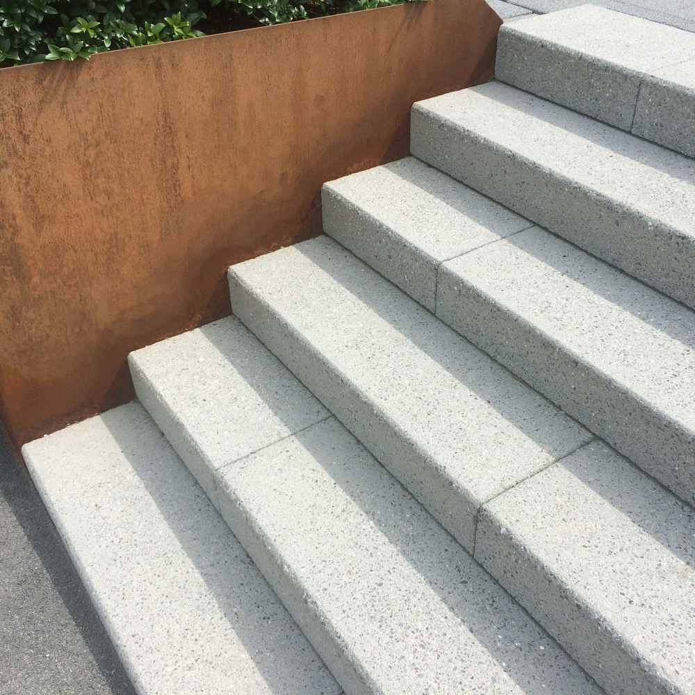 PARCO Blockstufe Eckelement à 90°, grau, gestrahlt, stirnseitig gefast