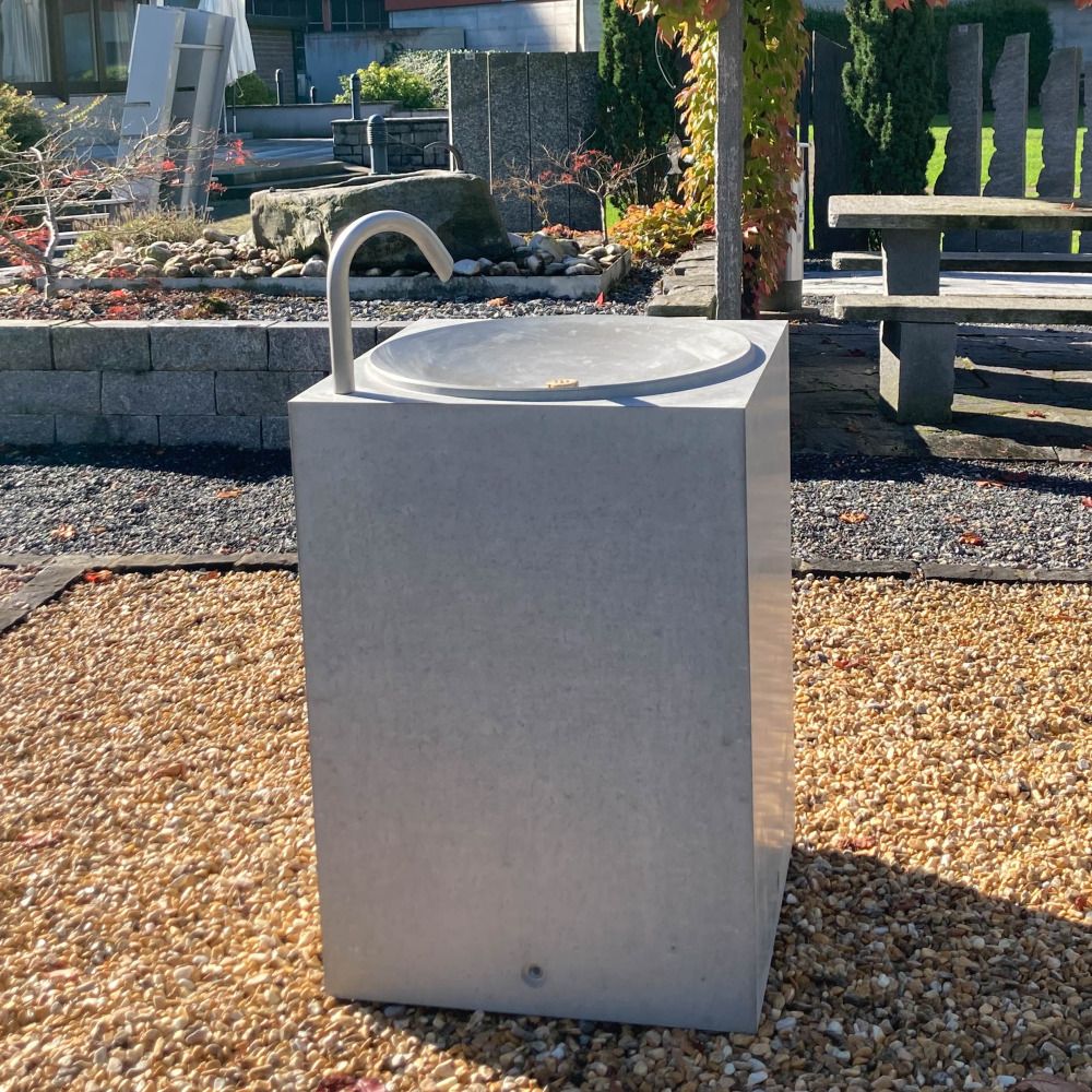 ALQUADRO Trinkwasserbrunnen, Typ 3 grau, glatt, vollkantig, inkl. Versetzhülsen M16 exkl. Wasserausl